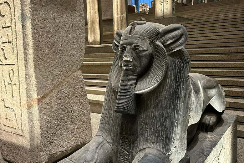 Esfinge en la  escalinata del Gran Museo Egipcio de El Cairo