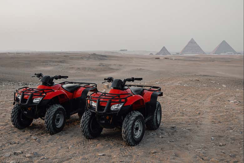 Explorando las pirámides de Giza en quad