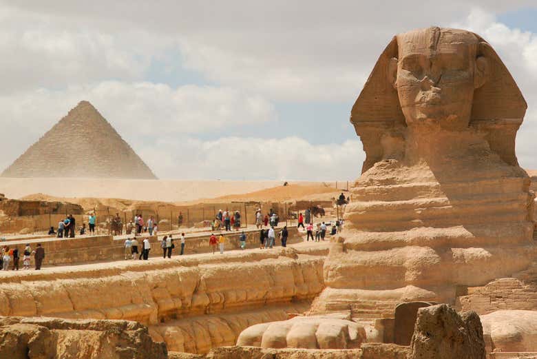 La imponente Esfinge en la meseta de Giza
