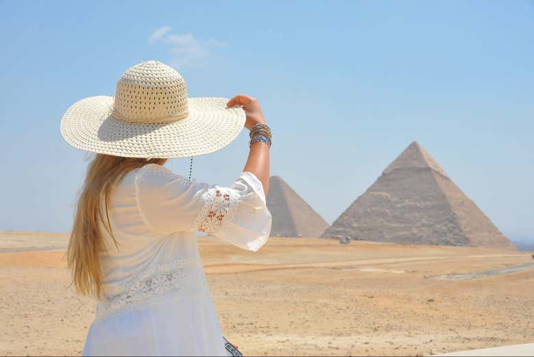 Admirando las pirámides de Giza